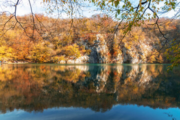 Obraz premium Nature in autumn, reflection of mountains in clear water of lake. Plitvice lakes National park, Croatia.