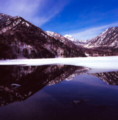 冬の湯ノ湖（奥日光）と水鏡