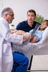 Obraz premium Young husband visiting sick wife in the clinic