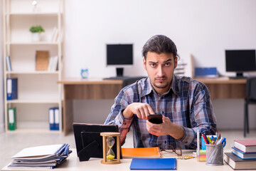 Obraz premium Young male student sitting in the classroom