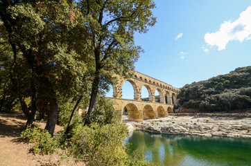 ポン・デュ・ガール（古代ローマの水道橋）とガルドン川（フランス）