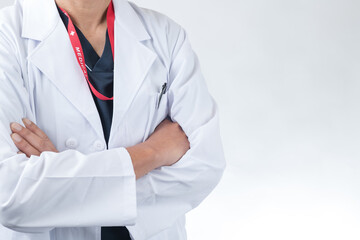 白衣姿の男性医師　腕組み