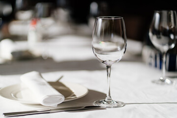 serving the table. wine glasses, plates, napkins and cutlery. design of the table for a festive dinner. service in a restaurant or cafe.