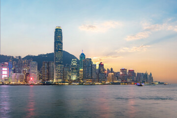 Fototapeta premium Hong Kong skyline on the evening seen from Kowloon, Hong Kong, China.