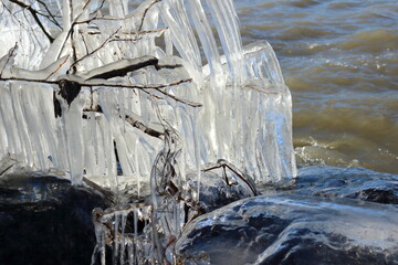 琵琶湖岸のしぶき氷