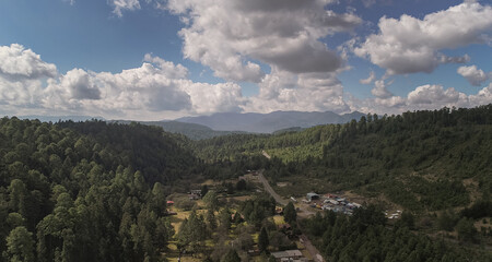 Fototapeta na wymiar vista aérea del bosque en Los azufres, Michoacán, México 