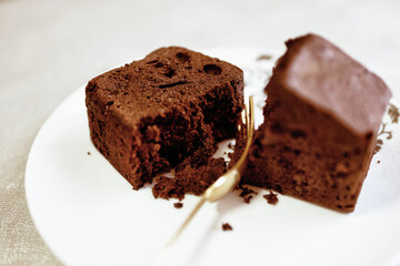 チョコレートケーキと金のフォーク