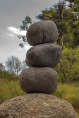 Fototapeta na wymiar Tres Rocas Apiladas de forma Vertical Zen en el Bosque 