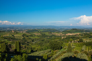 Naklejka premium イタリア サン・ジミニャーノ郊外の丘陵風景