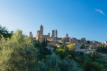 Fototapeta na wymiar イタリア　丘の上の塔が立ち並ぶサン・ジミニャーノの風景
