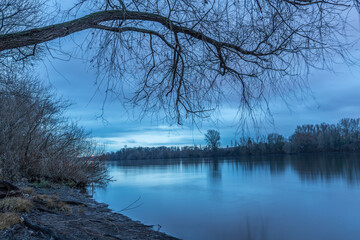 Rheinufer an einem Wintermorgen