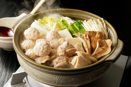鶏肉とつみれの鍋　Chicken and chicken ball hot pot