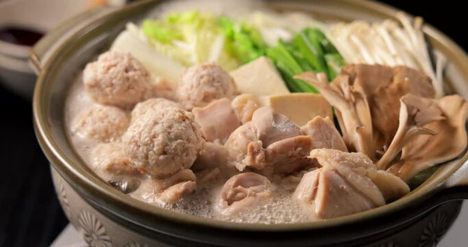 鶏肉とつみれの鍋　Chicken and chicken ball hot pot