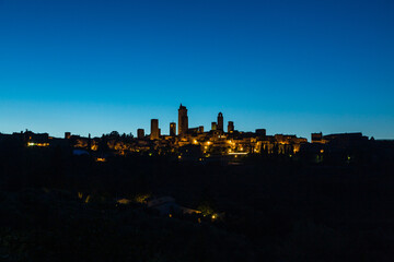 Fototapeta na wymiar イタリア　丘の上の塔が立ち並ぶサン・ジミニャーノの夜景