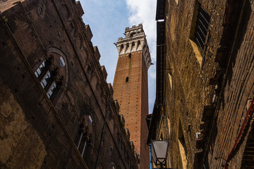 イタリア　シエナの路地から見えるマンジャの塔
