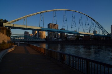 荒川区　千住大橋　旧隅田川防潮堤　隅田川夕景