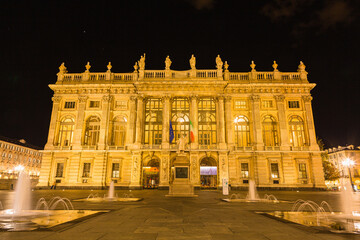 Fototapeta na wymiar イタリア　夜になってライトアップされたトリノのカステッロ広場のマダマ宮殿
