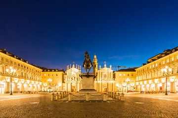 Fototapeta na wymiar イタリア　夜のトリノのサンカルロ広場の銅像と双子の教会