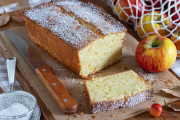 Apfel-Rührkuchen auf Holzbrett 