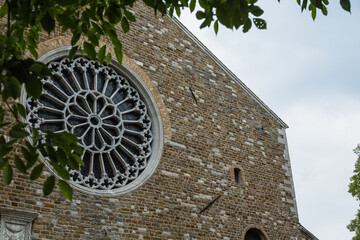 イタリア　トリエステのサン・ジュスト大聖堂のバラ窓