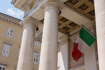 イタリア　トリエステの証券取引所広場にある商工会議所 - obrazy, fototapety, plakaty