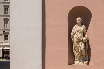 Fototapeta na wymiar イタリア　トリエステの証券取引所広場にある商工会議所の彫刻