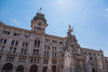 Fototapeta na wymiar イタリア　トリエステのイタリア統一広場に建つ市庁舎と四大陸の噴水