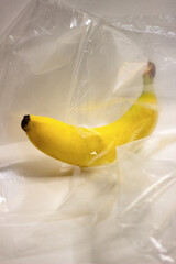 Банан в пакете, коротко о том, как человек загрязняет природу