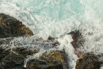 Le onde del Mar Ligure s'infrangono sugli scogli a Nervi, Genova, Liguria, Italia.
