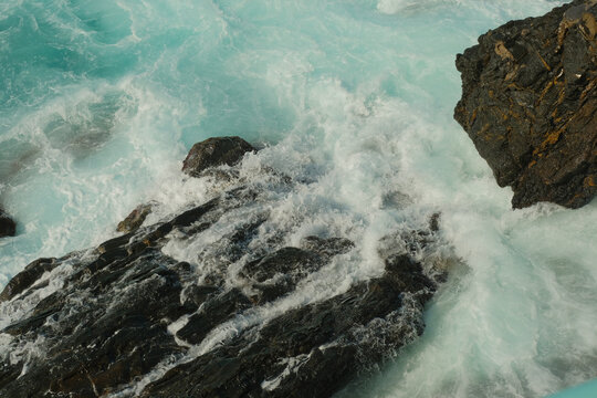Le onde del Mar Ligure s'infrangono sugli scogli a Nervi, Genova, Liguria, Italia.