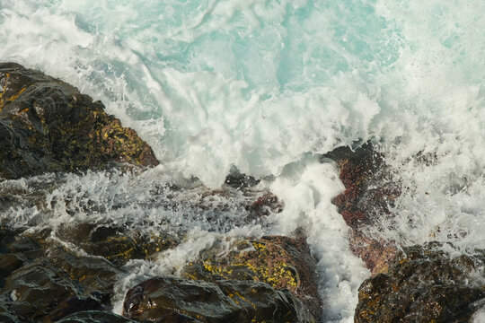 Le onde del Mar Ligure s'infrangono sugli scogli a Nervi, Genova, Liguria, Italia.