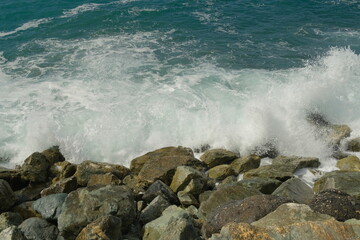 Le onde del Mar Ligure s'infrangono sugli scogli a Nervi, Genova, Liguria, Italia.