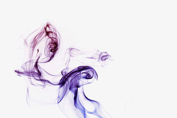 Fumée colorée abstraite sur un fond blanc avec de l'espace vide