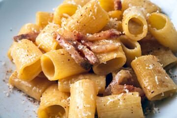 Deliziosa pasta alla gricia, tipica ricetta romana di pasta con guanciale e pecorino, cucina...