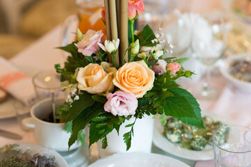 Flower arrangement of fresh roses on a banquet table