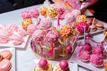 Obraz na płótnie Canvas Pap-cakes on sticks on the table with sweets