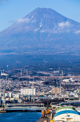 静岡県富士市田子の浦からの工場と富士山