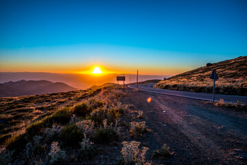 Sierra Nevada al atardecer con la vía Láctea y la virgen de las nieves