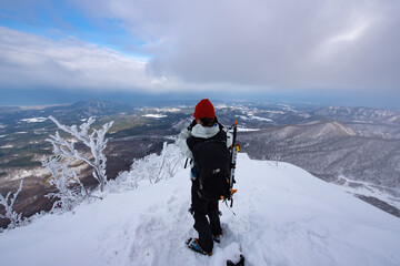 雪山登山とカメラの女性