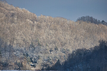 Berghang im Winter im Licht