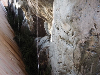 Obraz premium 感染症対策のためにひしゃくを使わない形にした神社の手水舎