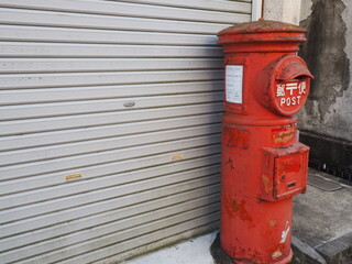 街角に残るレトロな丸い郵便ポスト