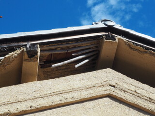 古い蔵と剝き出しになった屋根材の竹