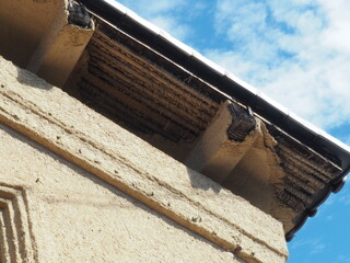 古い蔵と剝き出しになった屋根材の竹