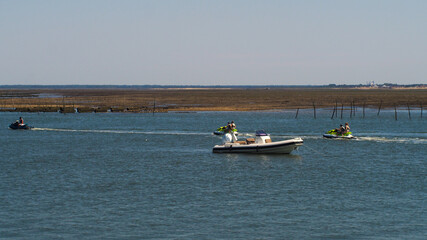 Obraz premium Vue sur le bassin d'Arcachon, sur lequel naviguent des petits bateaux de plaisance