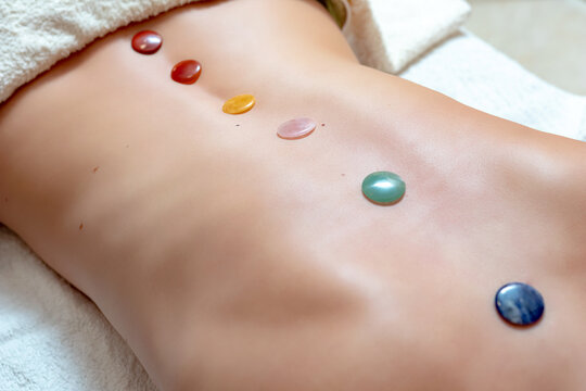 Mujer en spa disfrutando de medicinas alternativas en la espalda en el centro de fisioterapia. Cuidado del cuerpo, cuidado de la piel, bienestar, tratamiento de belleza.