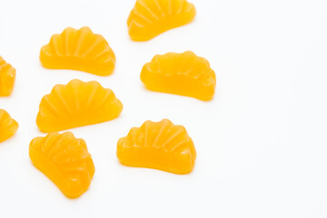 Grupo de gominolas de naranja aisladas con fondo blanco