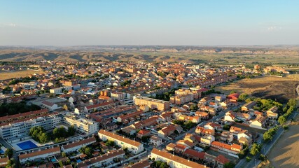 pueblo a vista de drone de atardecer