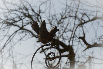 Alter rostiger Vogel im Garten