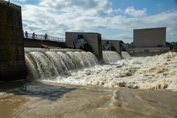 Hochwasser an Staustufe bei einem Elektrizit&auml;tswerk